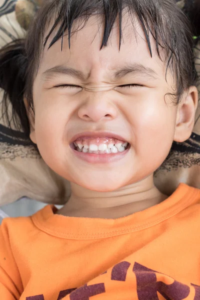 Impastare bel viso di buona salute dei bambini denti bianchi quando o — Foto Stock
