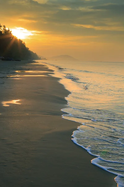 Natürliche Landschaft der Sonne steigt am Meer Strand vertikale Form — Stockfoto