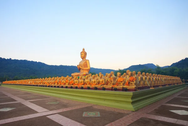 Grande estátua de buddha no templo religioso budista com bela mo — Fotografia de Stock