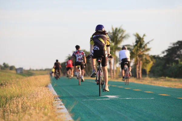 THAILAND,BANGKOK-MAY24 :unidentifies people riding road bicycle — Stock Photo, Image