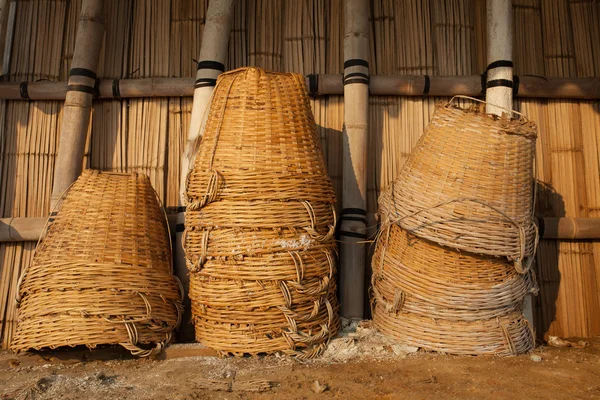 Uso de cesta de bambú para el objeto contenedor para la cosecha de sa mar natural —  Fotos de Stock