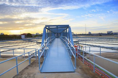 perspektif için büyük su sup depoda çalışan metal Köprüsü