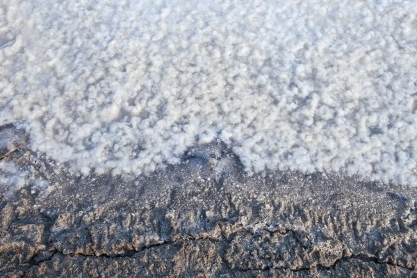 Морская вода на грязи в соляной ферме становится солью после прошлых про — стоковое фото