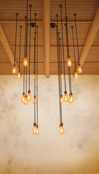 天花板灯泡挂在松木材防 gru 暖色调 — 图库照片