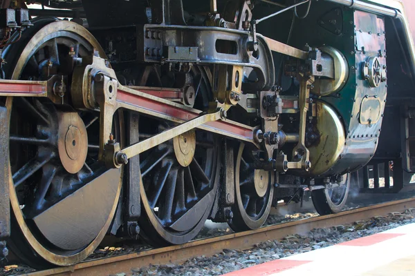 Eisenräder eines Lokomotivzuges auf Bahngleisen — Stockfoto