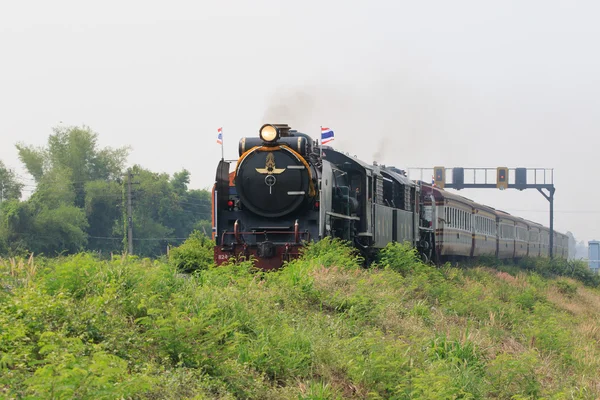 Thailand, bangkok - mar28: lokomotiven-züge rumpeln auf bahn — Stockfoto