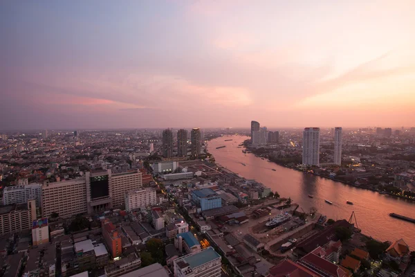 Top view bangkok urban view and curve of chaophraya river and sky scrapper in beautiful sun set time — Stock Photo, Image