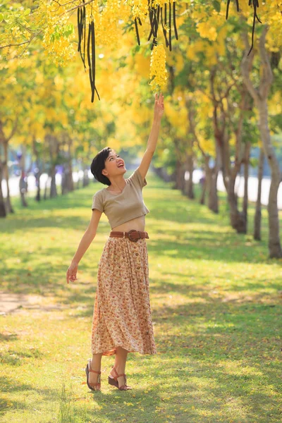 美丽的年轻亚洲女子放松花公园里的肖像 — 图库照片