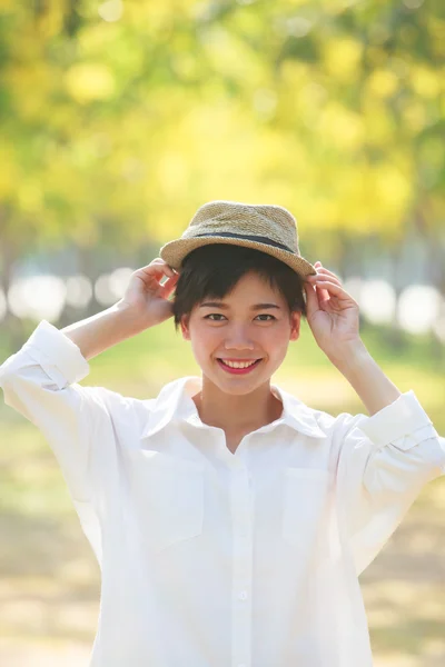 Portret van jonge mooie Aziatische vrouw dragen mode stro ha — Stockfoto