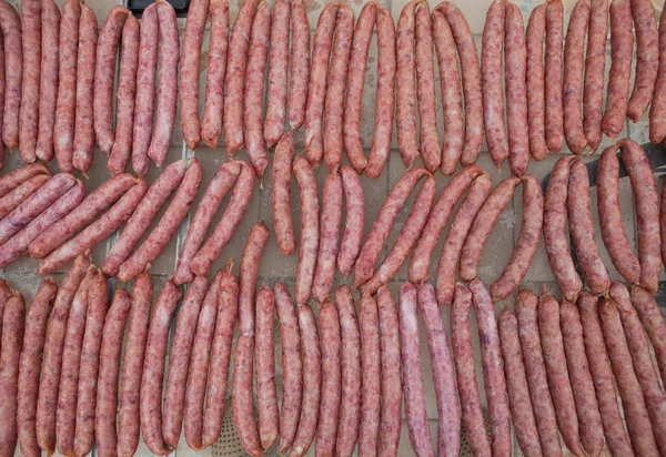 Thai estilo de linguiça de porco local secagem na rede de aço preparar para s — Fotografia de Stock