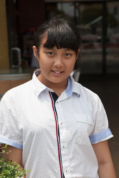 Twarz teen azjatyckich wieku stojący z uśmiechniętą twarz — Zdjęcie stockowe