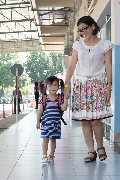 Los niños y la madre van a la escuela el primer día de uso para la educación, ki —  Fotos de Stock