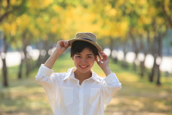 Portrét krásné asijské ženy zubatý úsměv na tváři nošení fa — Stock fotografie