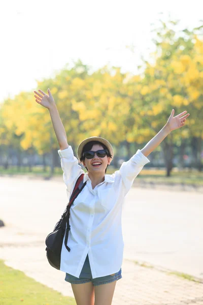 Junge schöne Frau in weißen Hemden, Strohhut und Sonnenbrille — Stockfoto