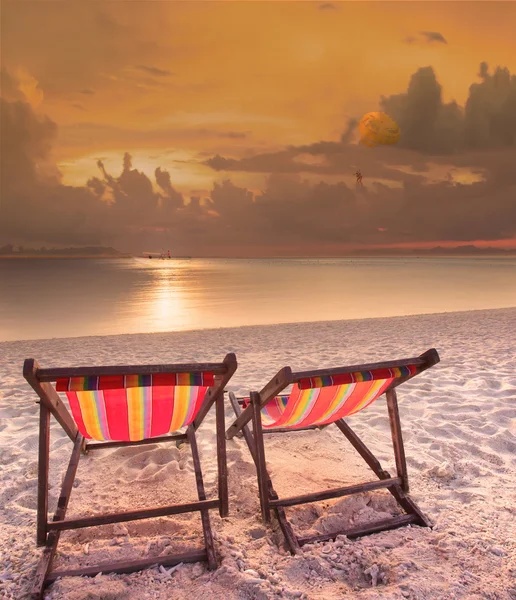 Paar von Holzstühlen Strand am Meer und Parashoot-Schiff spielen — Stockfoto