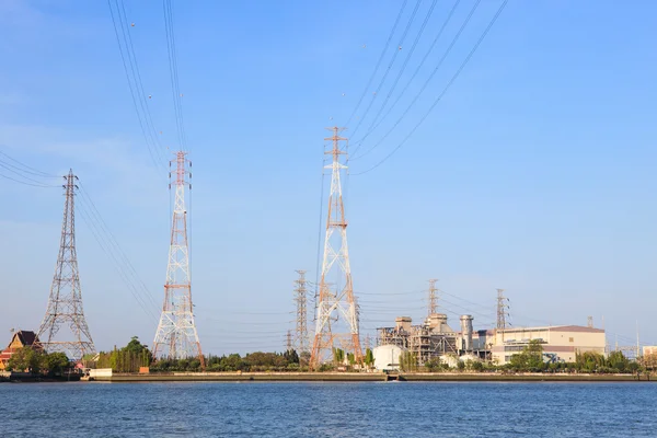 Thermische elektriciteitscentrale naast rivier kant locatie gebruiken voor industrie — Stockfoto