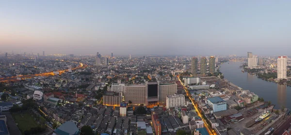 Vista superior do telhado do edifício alto luz da manhã de bangkok capita — Fotografia de Stock