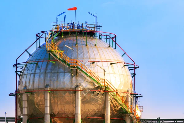 Petrokimya Doğalgaz depolama tankı içinde ağır petrol mühendisli — Stok fotoğraf