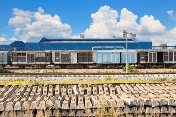 Spoorwegen bijhouden en vervoer over land in industrie estate — Stockfoto