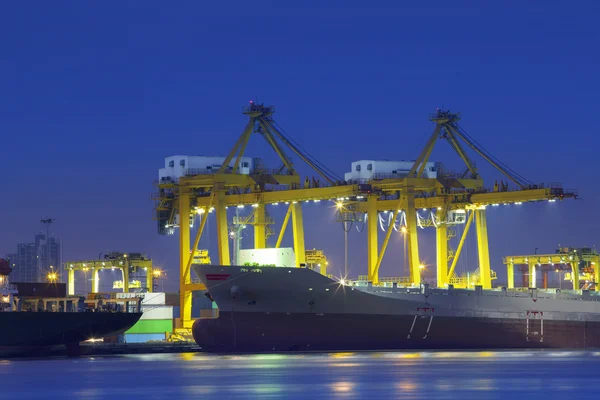 Schöne Beleuchtung des Containerschiffs im Hafen für den Import, exp. — Stockfoto