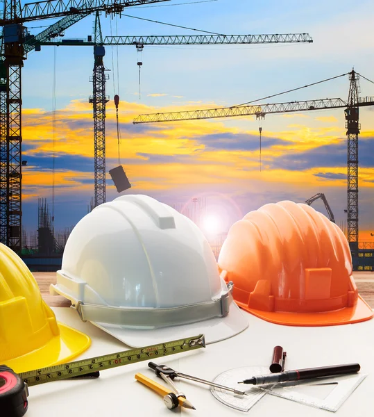 Plan de mesa de trabajo del ingeniero, modelo casero y equipo de la herramienta de escritura — Foto de Stock