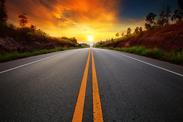 Hermoso sol saliendo del cielo con carreteras de asfalto camino en sce rural — Foto de Stock