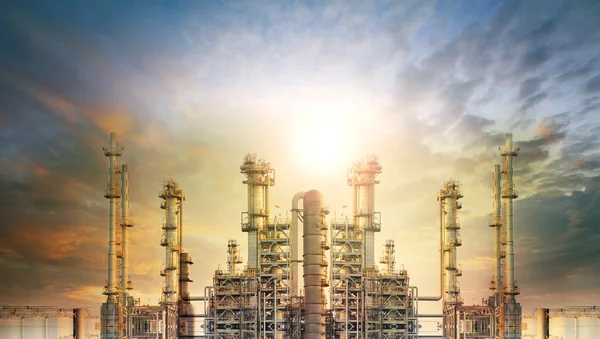 Tubo exterior de la planta petroquímica y refinería de petróleo para productos — Foto de Stock