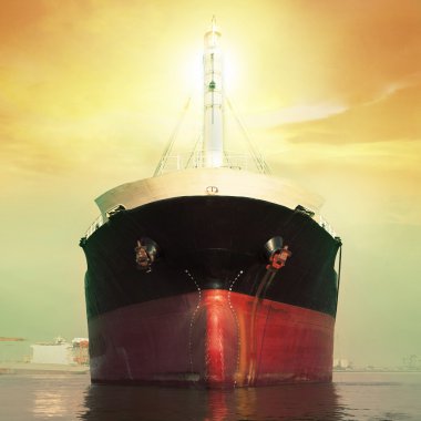 Bağlantı noktasında ticari gemi önden görünümü