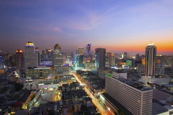 Paisaje de la ciudad en el corazón de Bangkok Tailandia con hermosa iluminación —  Fotos de Stock