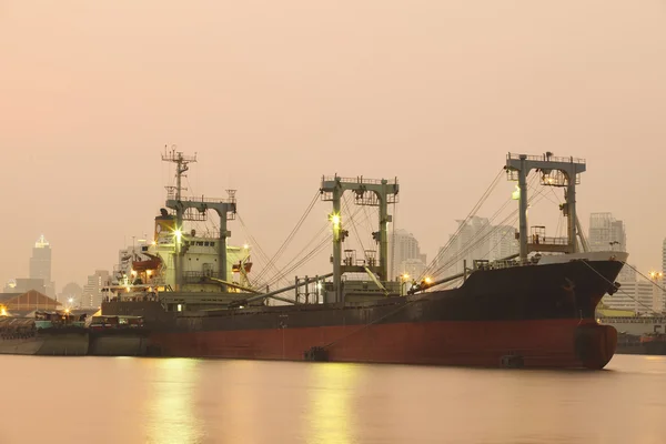Camionero comercial flotando sobre puerto fluvial —  Fotos de Stock