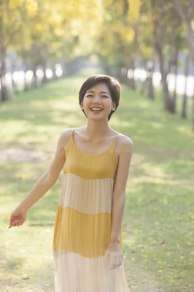 Porträt von Paaren schöne asiatische Frau steht in blühenden f — Stockfoto