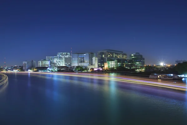 Licht van boot uitgevoerd in de rivier schilderij mooi licht in chao — Stockfoto