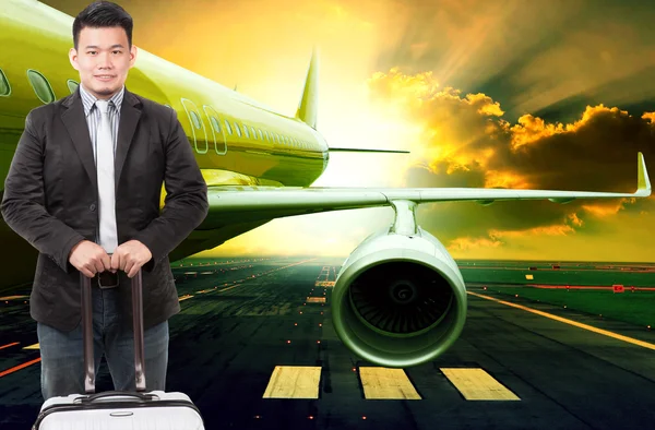 Young business man and traveling luggage standing in front of pa — Stock Photo, Image