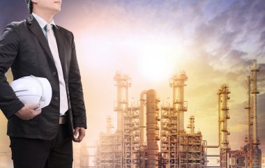 Emanet kask ayakta petrol rafinerisi karşı olan mühendislik adam