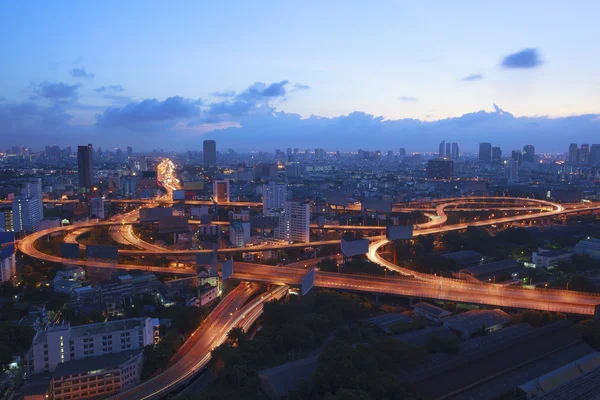 Paisaje urbano y hermoso semáforo en autopistas en el corazón o — Foto de Stock