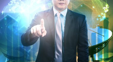 genç iş adamı ve uydu çanağı ve iletişim technolo
