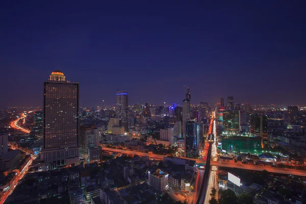 Vacker stad scape mörk med blå himmel av bangkok sky scrapper — Stockfoto