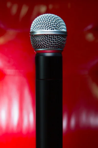 Texture de gros plan du microphone dans le music-hall contre le luxe rouge — Photo