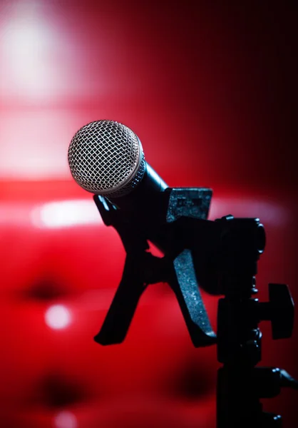 Texture de gros plan du microphone dans le music-hall contre le luxe rouge — Photo