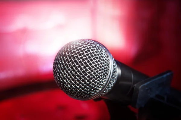 Texture de gros plan du microphone dans le music-hall contre le luxe rouge — Photo