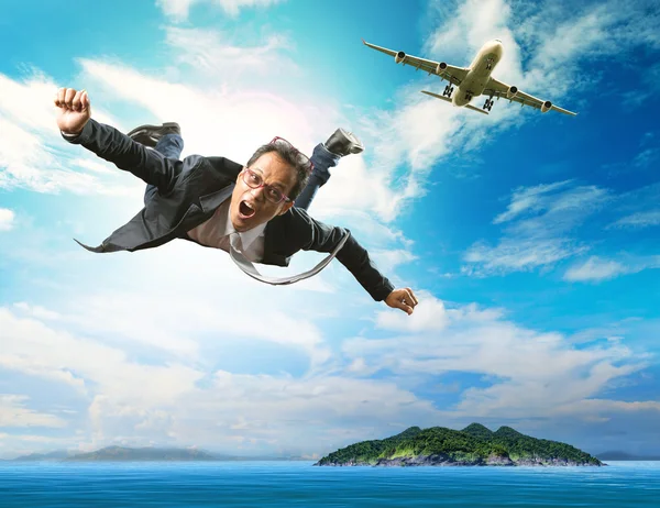 Homem de negócios voando de avião de passageiros sobre o oceano azul natural — Fotografia de Stock