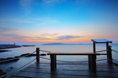 Güzel deniz scape khao leam ışık sabah ya deniz nati