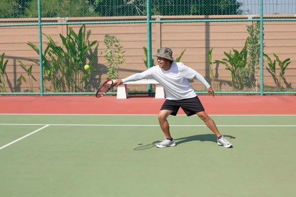 59s starszy człowiek lat grać w tenisa w klub sportowy — Zdjęcie stockowe