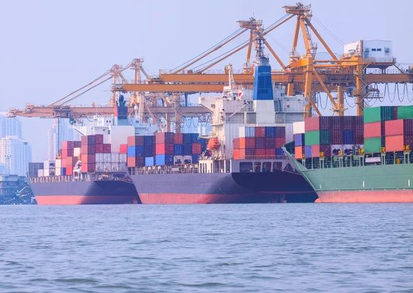 Kereskedelmi hajó kikötő kép használata a hajózási konténer betöltése — Stock Fotó