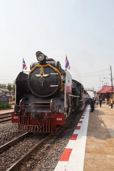 AYUTHAYA TAILANDIA - 28 DE MARZO: estacionamiento de trenes de locomotoras en flequillo — Foto de Stock