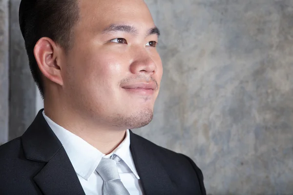 Close-up van huid op het gezicht van jonge Aziatische business man op zoek naar voor — Stockfoto