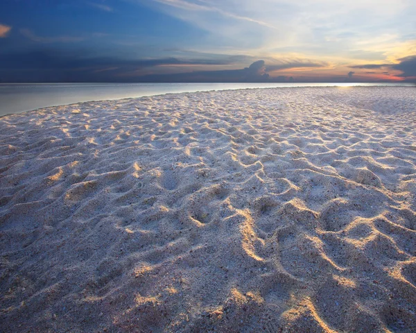 Natürliche Szene der Nutzung von Meer und Strand für natürliche Mehrzweck-Rücken — Stockfoto