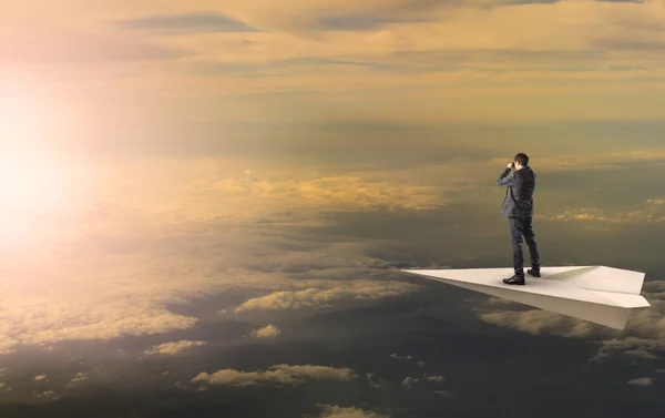 Geschäftsmann steht im Flieger und spioniert Fernglas aus — Stockfoto