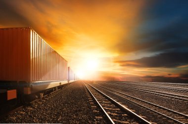 beau karşı Demiryolları yolda çalışan sanayi konteyner trenler