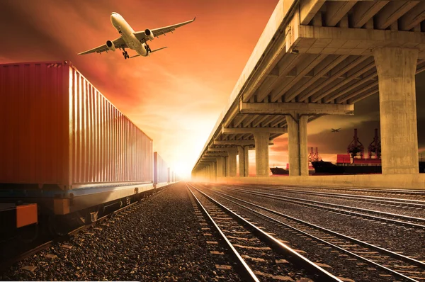 Indústria contêineres trens que funcionam em ferrovias via avião de carga — Fotografia de Stock